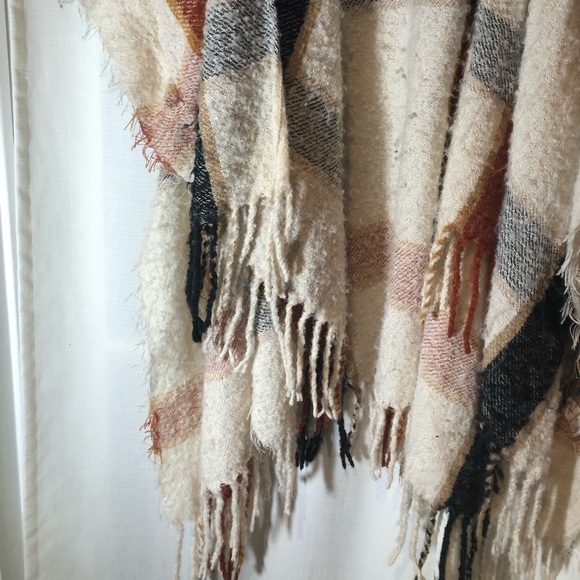 Long poncho - Picture 3 of 4